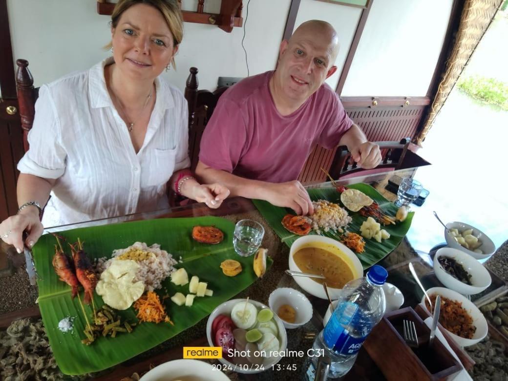 Thara'S Houseboat Hotel Alappuzha Buitenkant foto