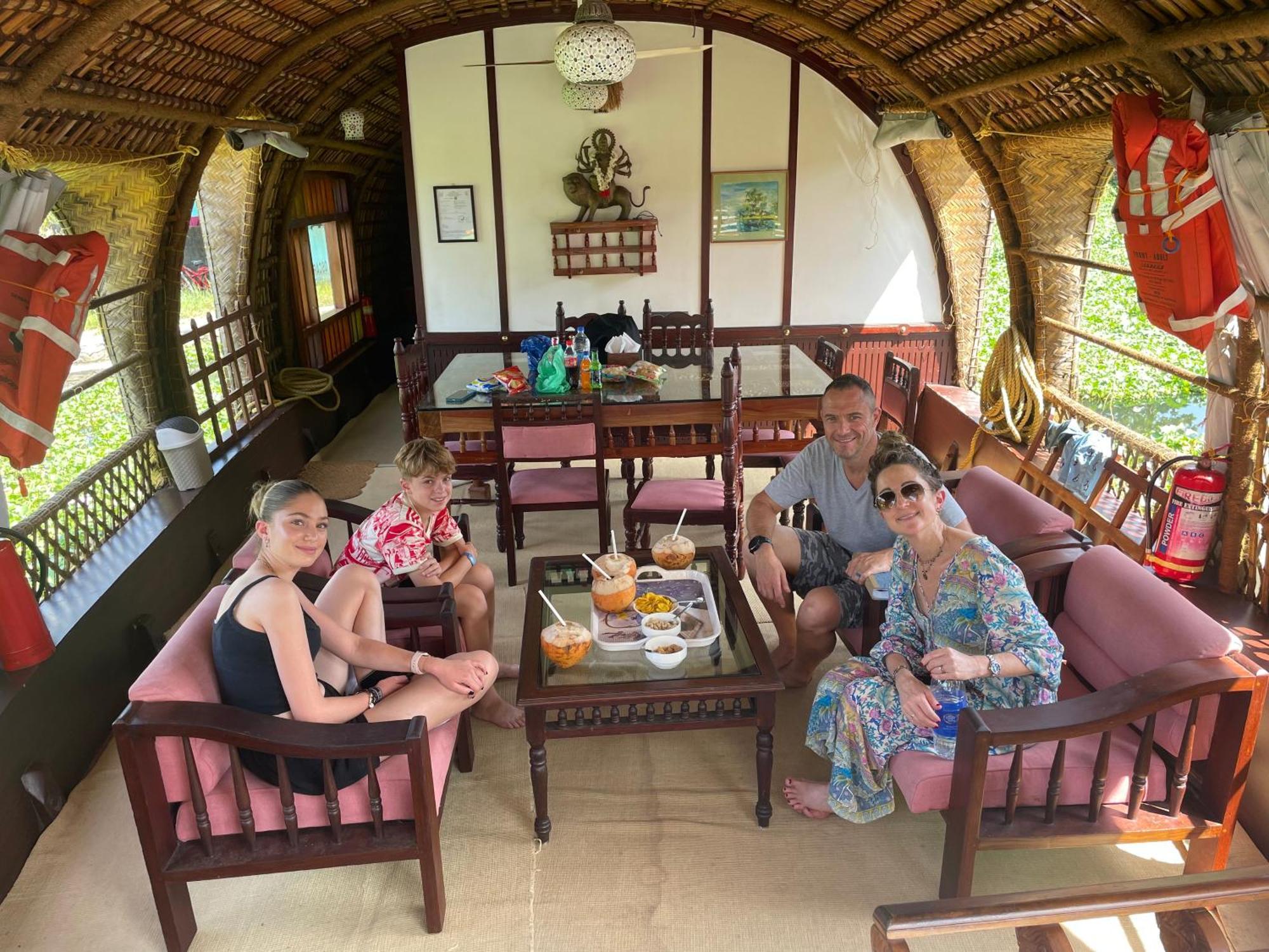 Thara'S Houseboat Hotel Alappuzha Buitenkant foto