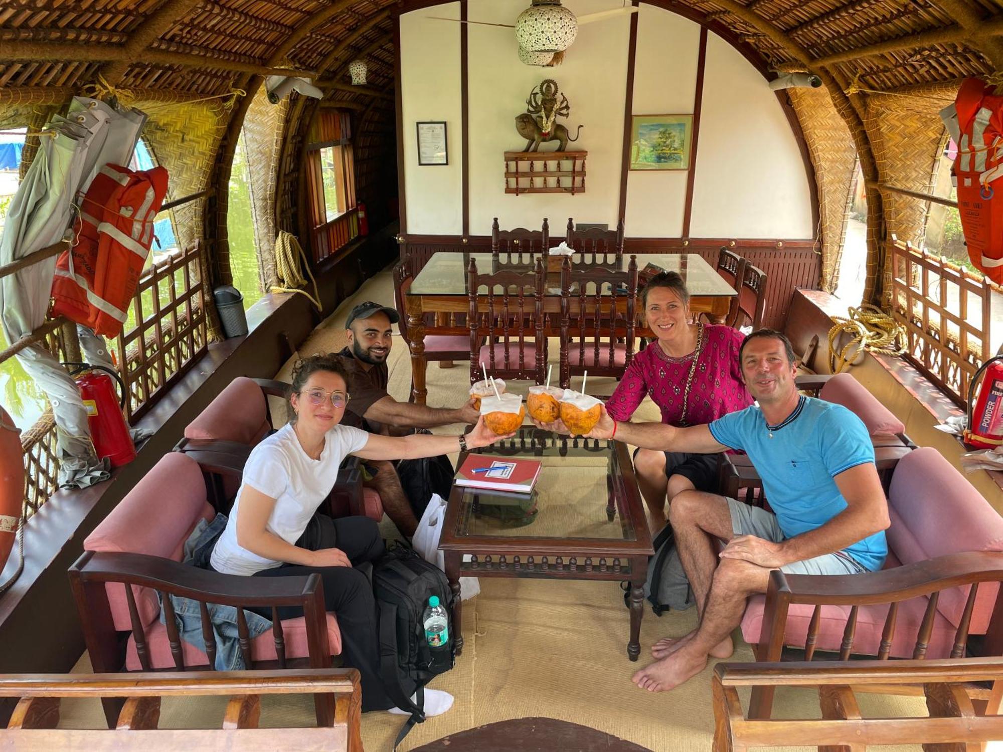 Thara'S Houseboat Hotel Alappuzha Buitenkant foto